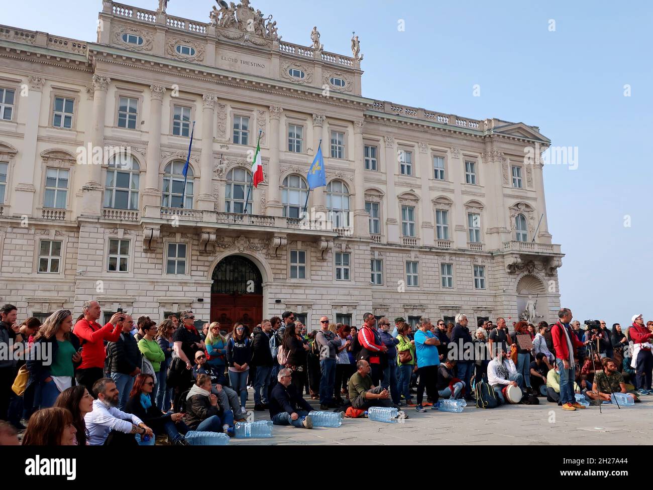 Trieste, Italie.20 octobre 2021.Les activistes du « pas de passe verte » manifestent sur la piazza dell'Unità, Trieste, Italie, le 20 octobre 2021.Les manifestants contre le « Green Pass », le certificat de vaccination Covid 19, sont en train de s'asseoir à Trieste.En Italie, le Green Pass est obligatoire depuis octobre 15 pour tous les travailleurs.Trieste est devenue la capitale des manifestants qui demandent au gouvernement italien de laisser les gens se faire vacciner ou non et d'abolir le Green Pass.(photo d'Elisa Gestri/Sipa USA) crédit: SIPA USA/Alay Live News Banque D'Images