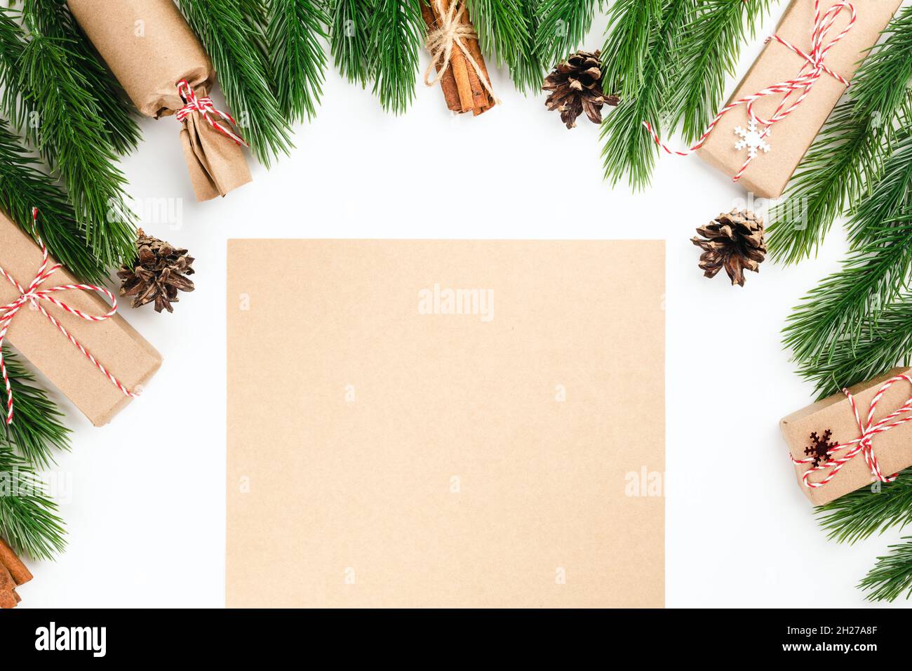 Vider le papier artisanal dans le cadre de branches de pin de Noël, des paquets de cannelle et de cônes, concert de fête Banque D'Images