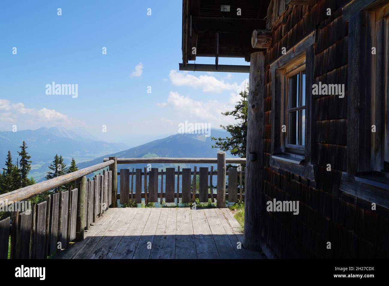 Un magnifique paysage alpin avec une cabine rustique en bois dans les Alpes autrichiennes de la région Schladming-Dachstein (Autriche) Banque D'Images