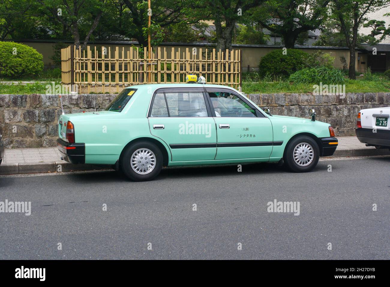 Les taxis de la ville de Kyoto sont mis en file d'attente au bord de la route et attendent le ramassage des passagers. Banque D'Images