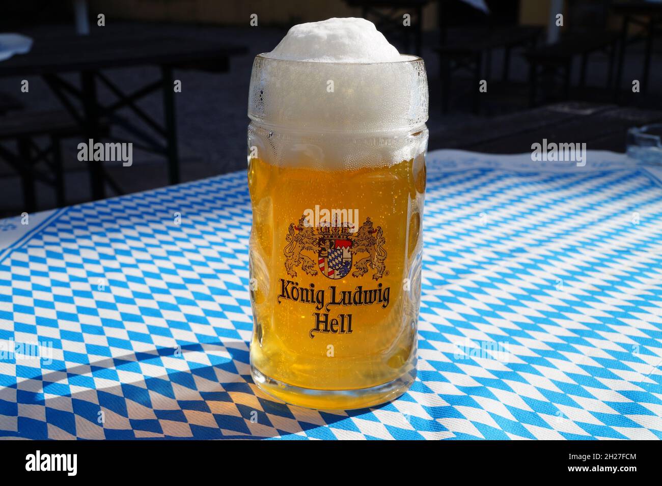 Le roi Ludwig pâle ALE ou lager est une bière allemande de Bavière sur la table dans un jardin de bière bavarois ou Biergarten, Schwangau, Bavière, Allemagne Banque D'Images