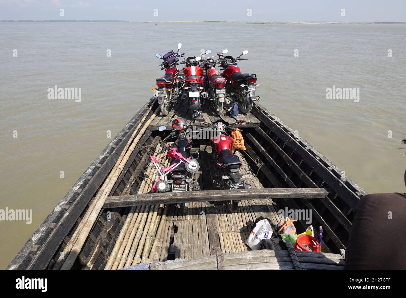 Bangladesh – 24 septembre 2021 : des motos traversent le fleuve en bateaux à passagers dans la zone rurale du village de Rawmari, à Kurigram, au Bangladesh. Banque D'Images