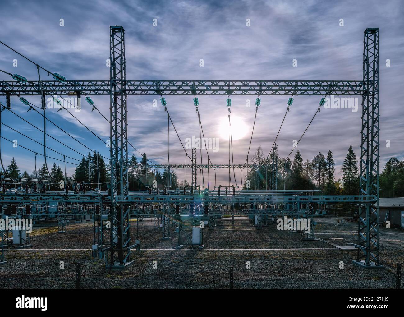 Sous-station du transformateur de puissance haute tension - fils avec le soleil en arrière-plan, vue panoramique Banque D'Images