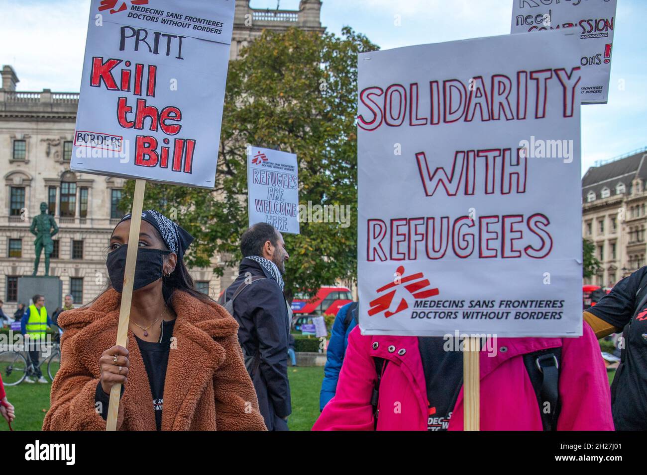 Londres, Angleterre, Royaume-Uni 20 octobre 2021 les réfugiés accueillent une protestation contre le projet de loi de Priti Patel sur les réfugiés sur la place du Parlement.Plusieurs milliers de manifestants se sont rassemblés avec des bannières et des pancartes et ont écouté les discours des réfugiés et des descendants des réfugiés ainsi que de Jeremy Corbyn Banque D'Images