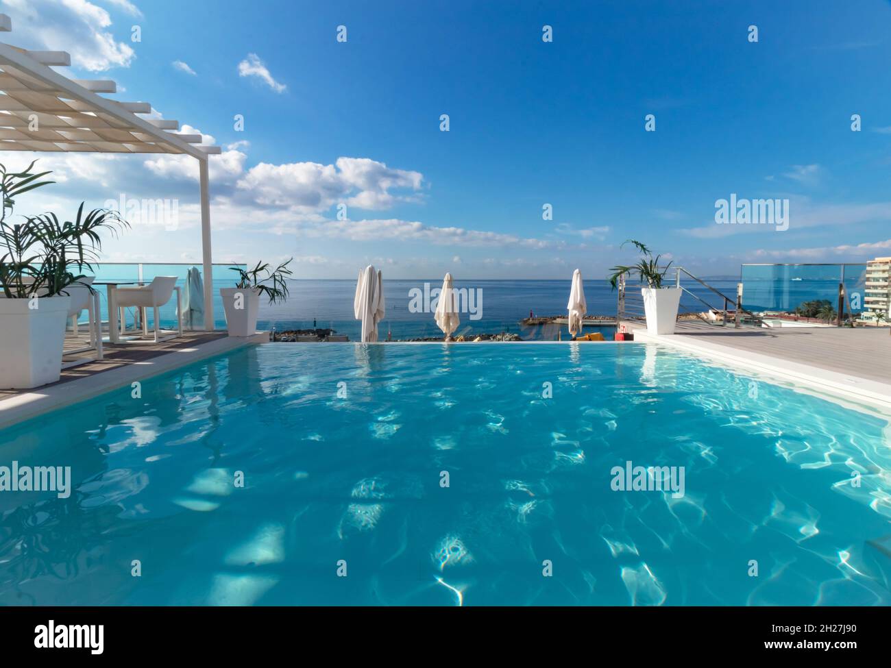 Piscine à débordement sur le toit à CAN Pastilla près de Palma Mallorca Espagne Banque D'Images