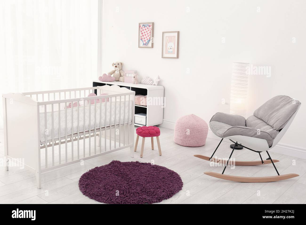 Interieur De La Chambre De Bebe Avec Lit De Bebe Confortable Et Fauteuil A Bascule Photo Stock Alamy