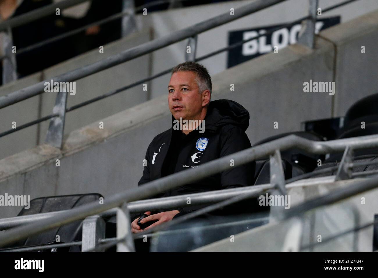 Darren Ferguson, directeur de Peterborough United, regarde le jeu depuis les stands Banque D'Images