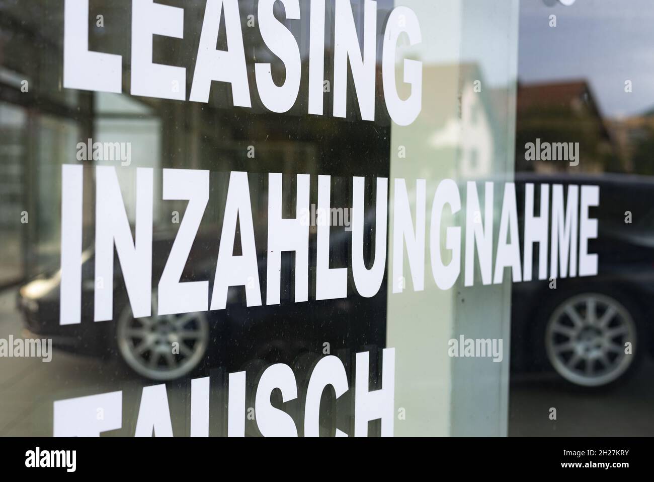 Gros plan de l'écriture sur le verre en allemand Banque D'Images