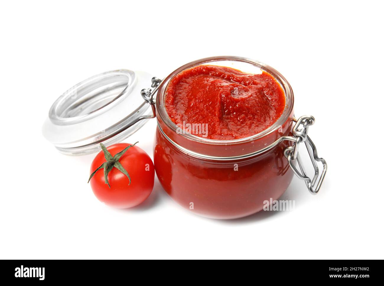 Savoureuse sauce tomate maison dans un pot en verre et légumes frais sur  fond blanc Photo Stock - Alamy