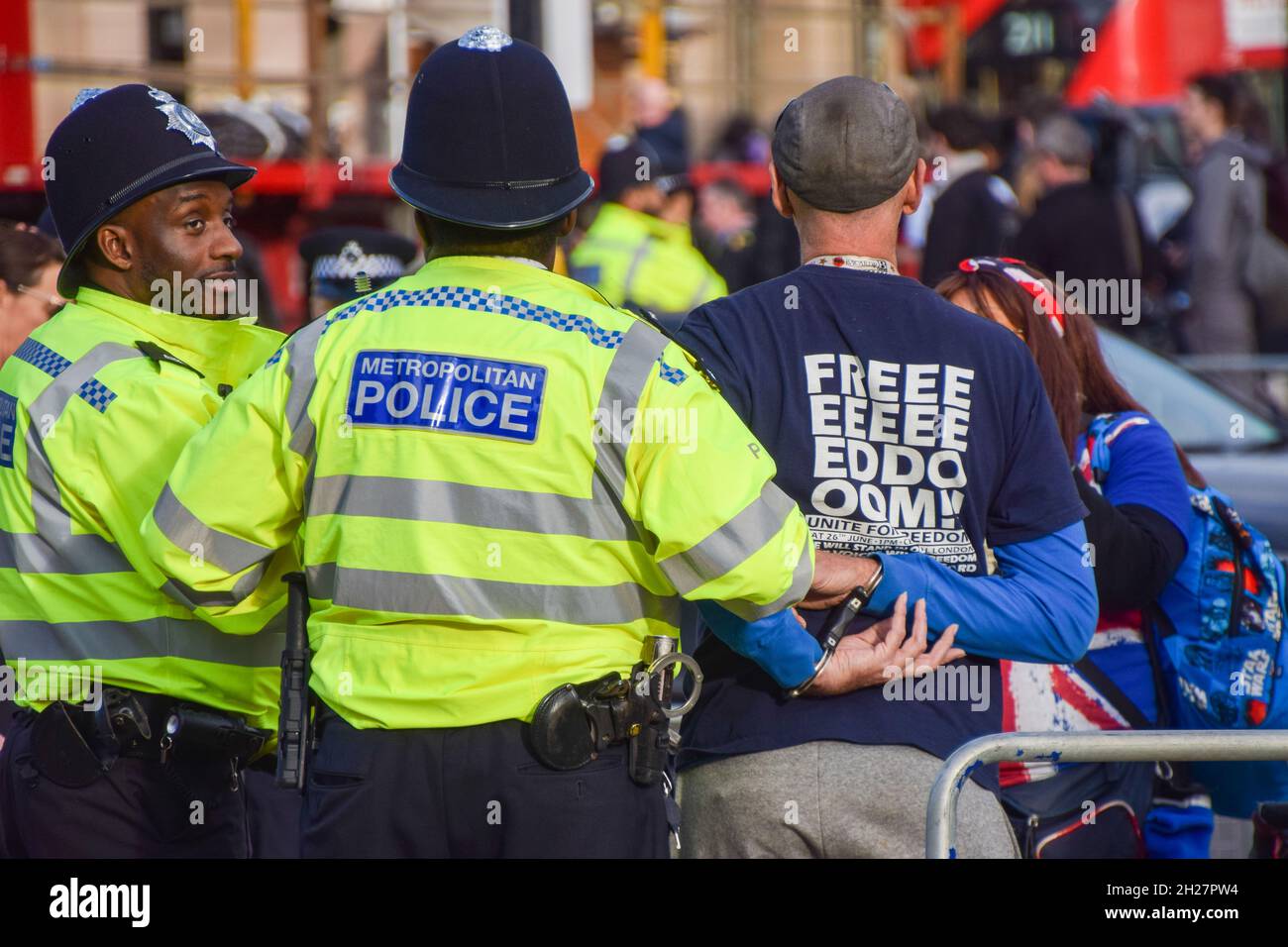 Londres, Royaume-Uni.20 octobre 2021.La police arrête un manifestant qui tient les goules.Des manifestants anti-vax ont érigé des guets et un nœud devant les chambres du Parlement.Credit: Vuk Valcic / Alamy Live News Banque D'Images