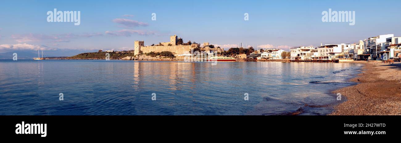 Photo panoramique du château de Bodrum quand le soleil se lève à Bodrum, Mugla, Turquie.Concept de tourisme et de loisirs. Banque D'Images