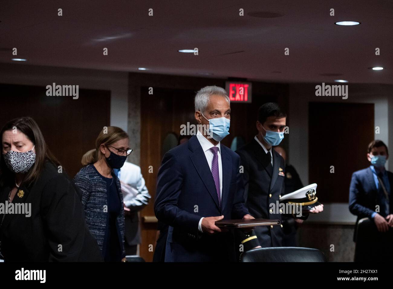 Rahm Emanuel arrive pour une audience du Comité sénatorial des relations étrangères pour sa nomination à titre d'ambassadeur au Japon dans l'édifice Dirksen du Bureau du Sénat à Washington, DC, le mercredi 20 octobre 2021.Crédit : Rod Lamkey/CNP/MediaPunch Banque D'Images