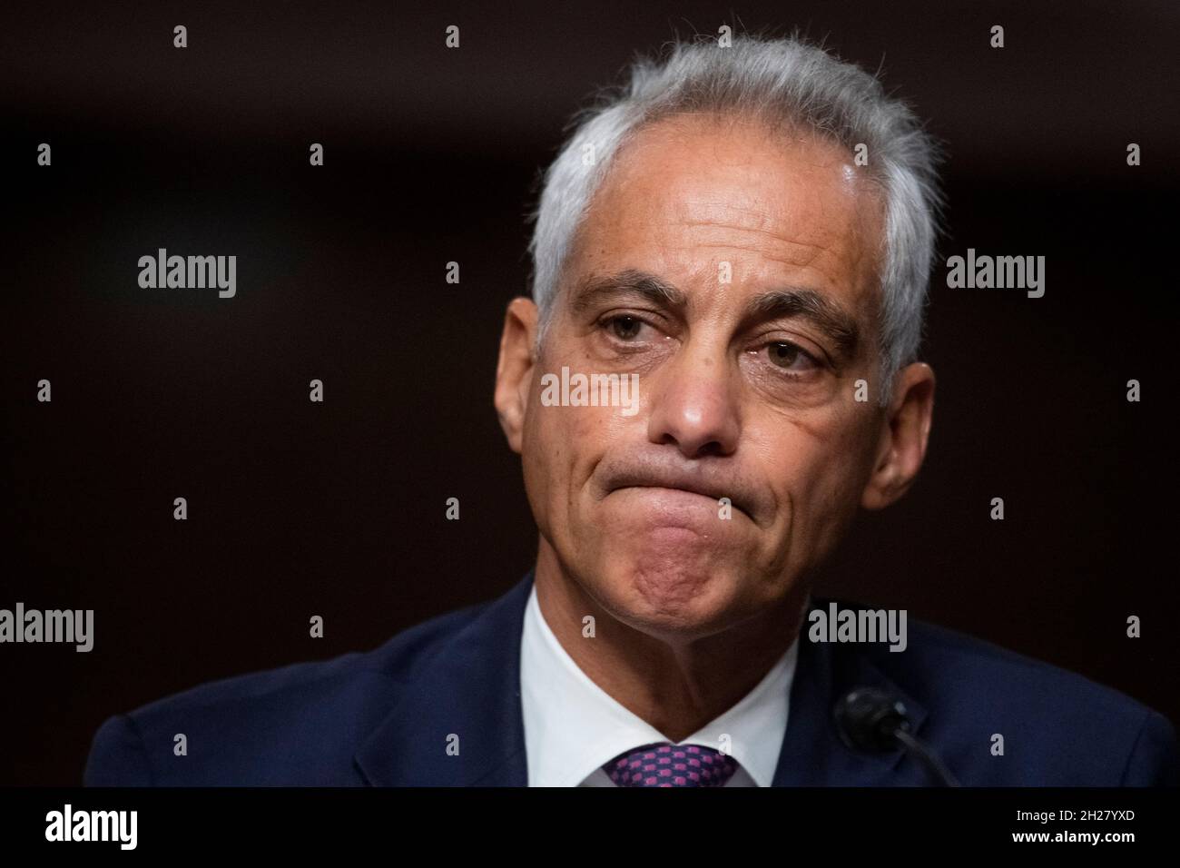 Rahm Emanuel comparaît devant une audience du Comité sénatorial des relations étrangères pour sa nomination à titre d'ambassadeur au Japon, dans l'édifice Dirksen du Bureau du Sénat à Washington, DC, le mercredi 20 octobre 2021.Crédit : Rod Lamkey/CNP/MediaPunch Banque D'Images