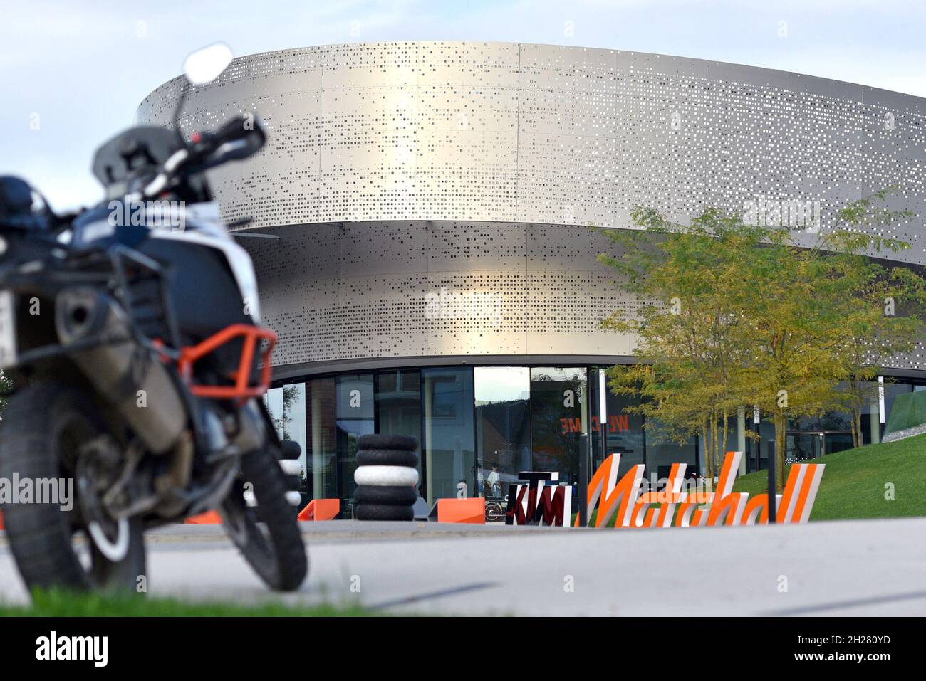 Außenansicht der KTM Motohall à Mattimofen, Oberösterreich, Österreich, Europa - vue extérieure du KTM Motohall à Mattimofen, haute-Autriche, au Banque D'Images