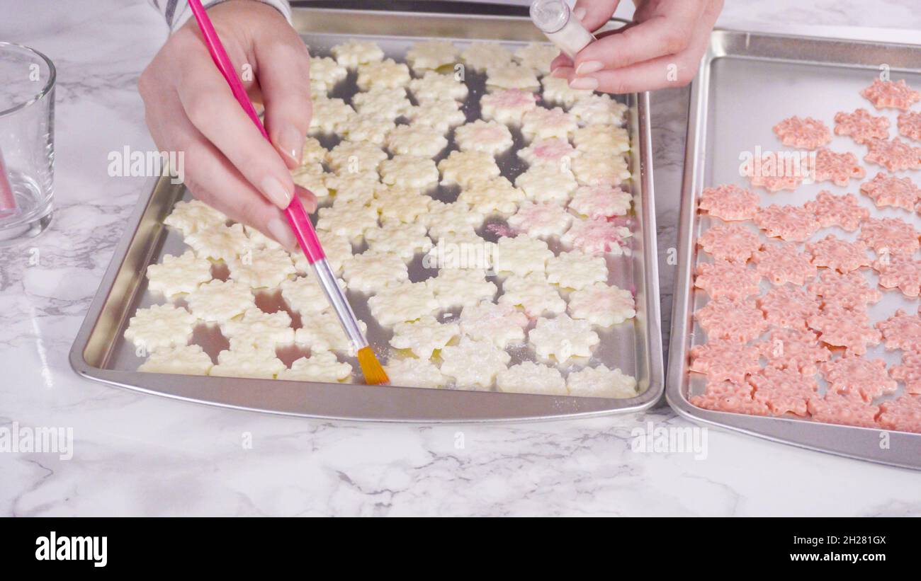 Étape par étape. Flocons de neige au chocolat dépoussiérant avec de la poussière de nourriture scintillante. Banque D'Images