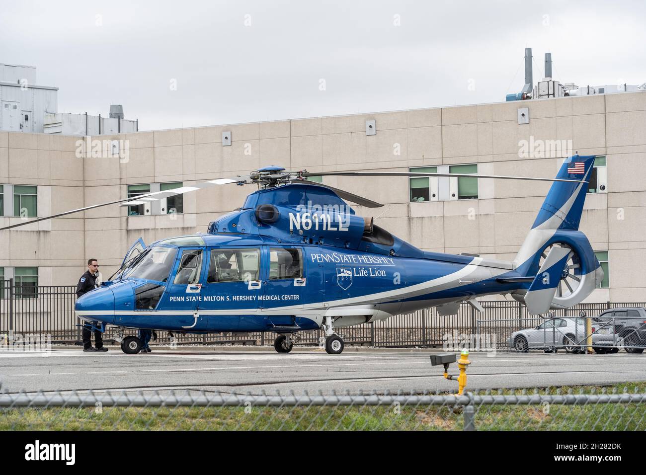 Comté de Berks, Pennsylvanie - 6 octobre 2021 : hélicoptère Penn State Health Critical Care au centre médical St. Joseph, Reading, Pa Banque D'Images