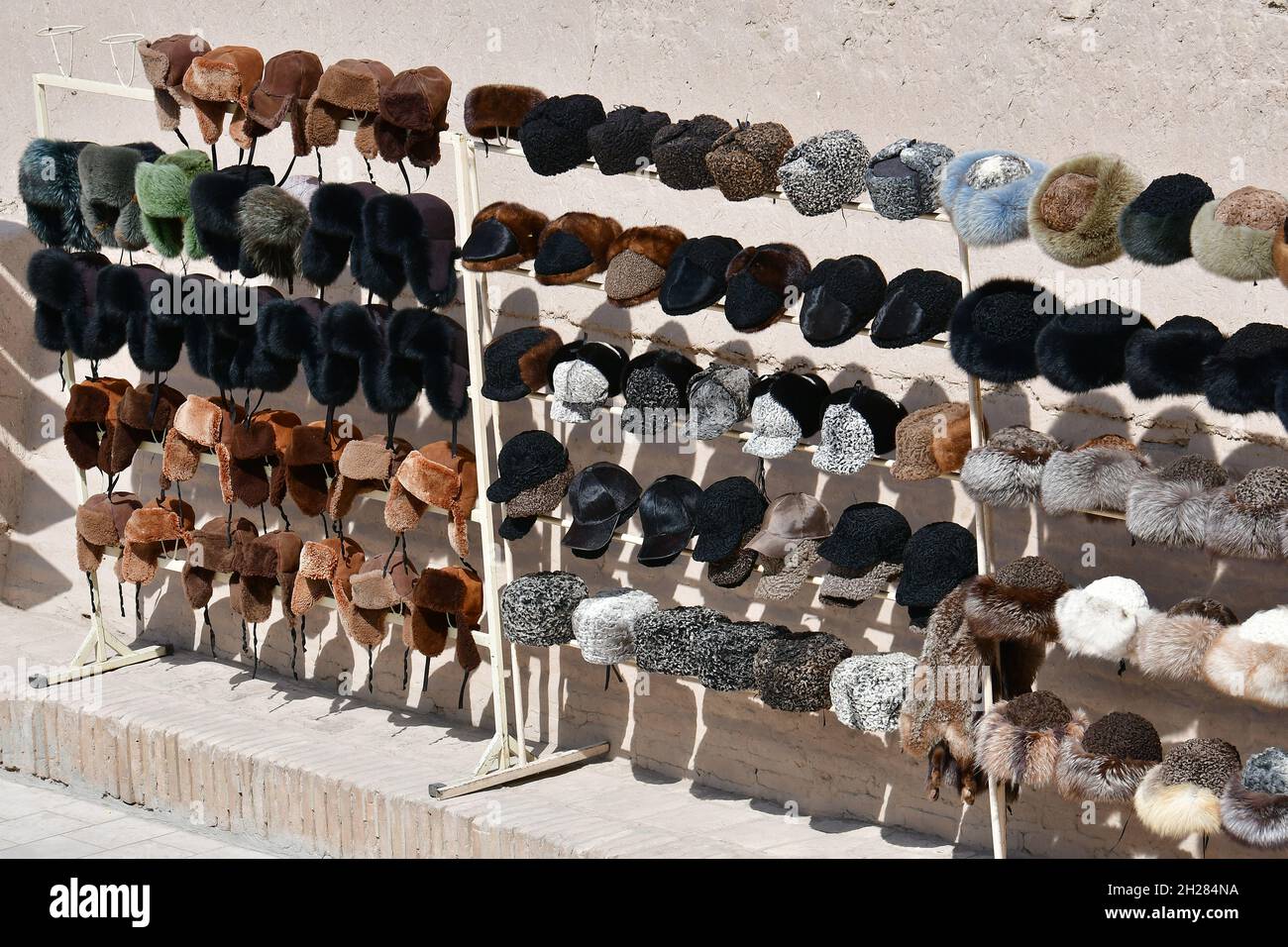 Chapeaux ouzbeks traditionnels, Khiva, région de Xorazm, Ouzbékistan, Asie  centrale Photo Stock - Alamy