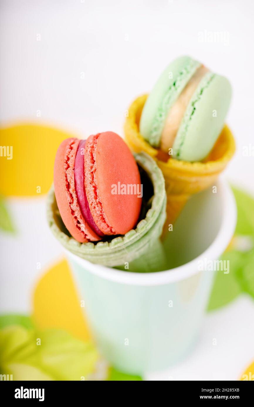 Cachets pour glace avec macarons et gladiolus vert sur fond clair Banque D'Images