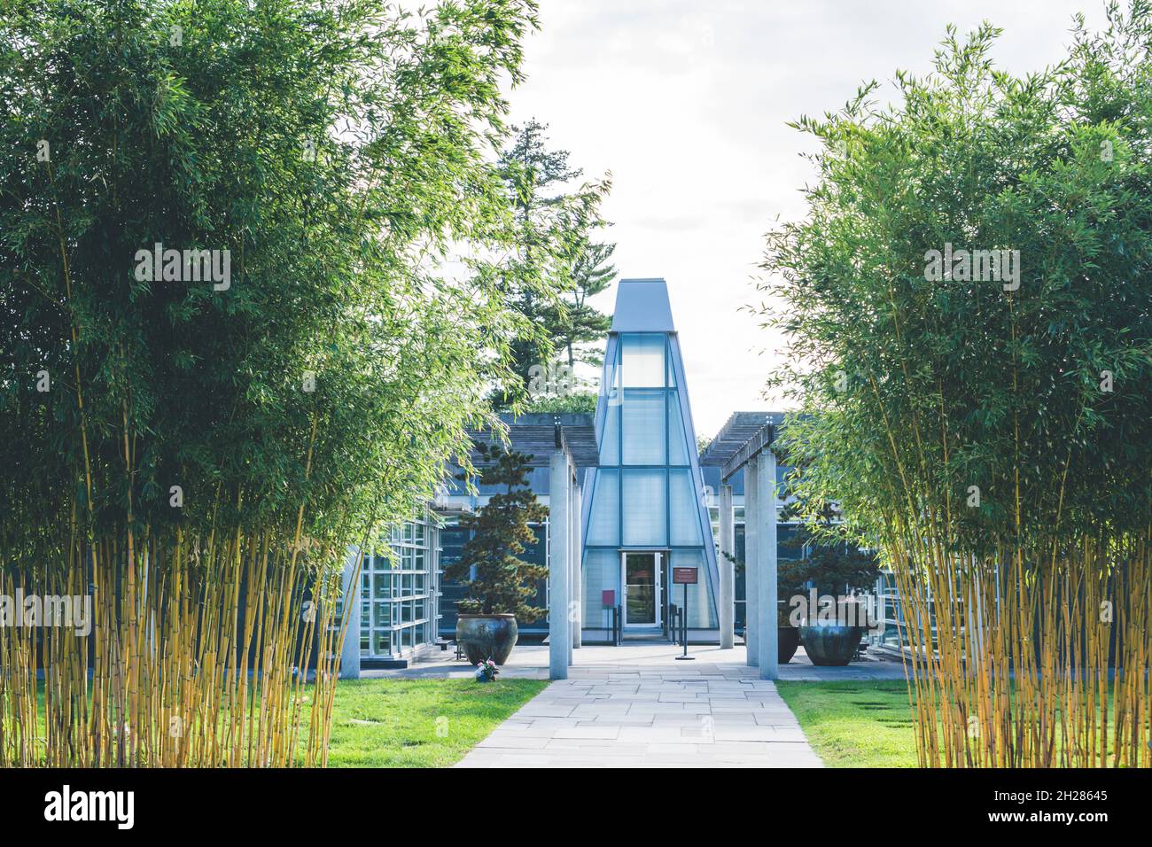 Brooklyn, NY, États-Unis - 17 octobre 2021 : extérieur du cimetière en bois vert du jardin de tranquilité avec Creatory Banque D'Images