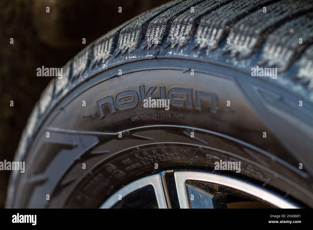 MOSCOU, RUSSIE - MARS 27, Nokian pneus gros plan.Logo de la société  finlandaise de pneus en gros plan sur le flanc du pneu Photo Stock - Alamy