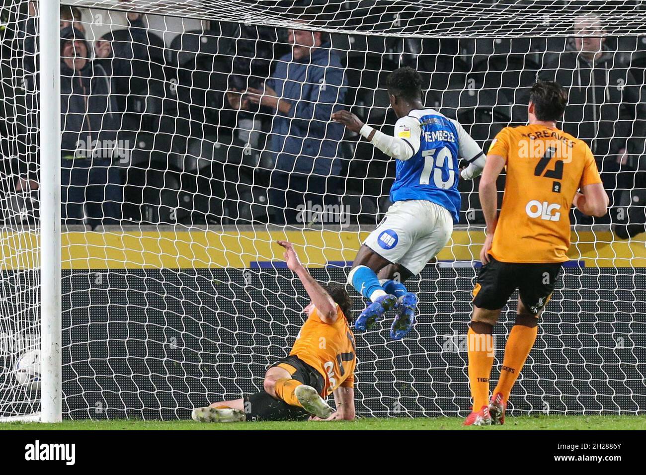 Siriki Dembele #10 de Peterborough United pense qu'il haas a marqué son deuxième but du match qui est exclu par le joueur de ligne Banque D'Images