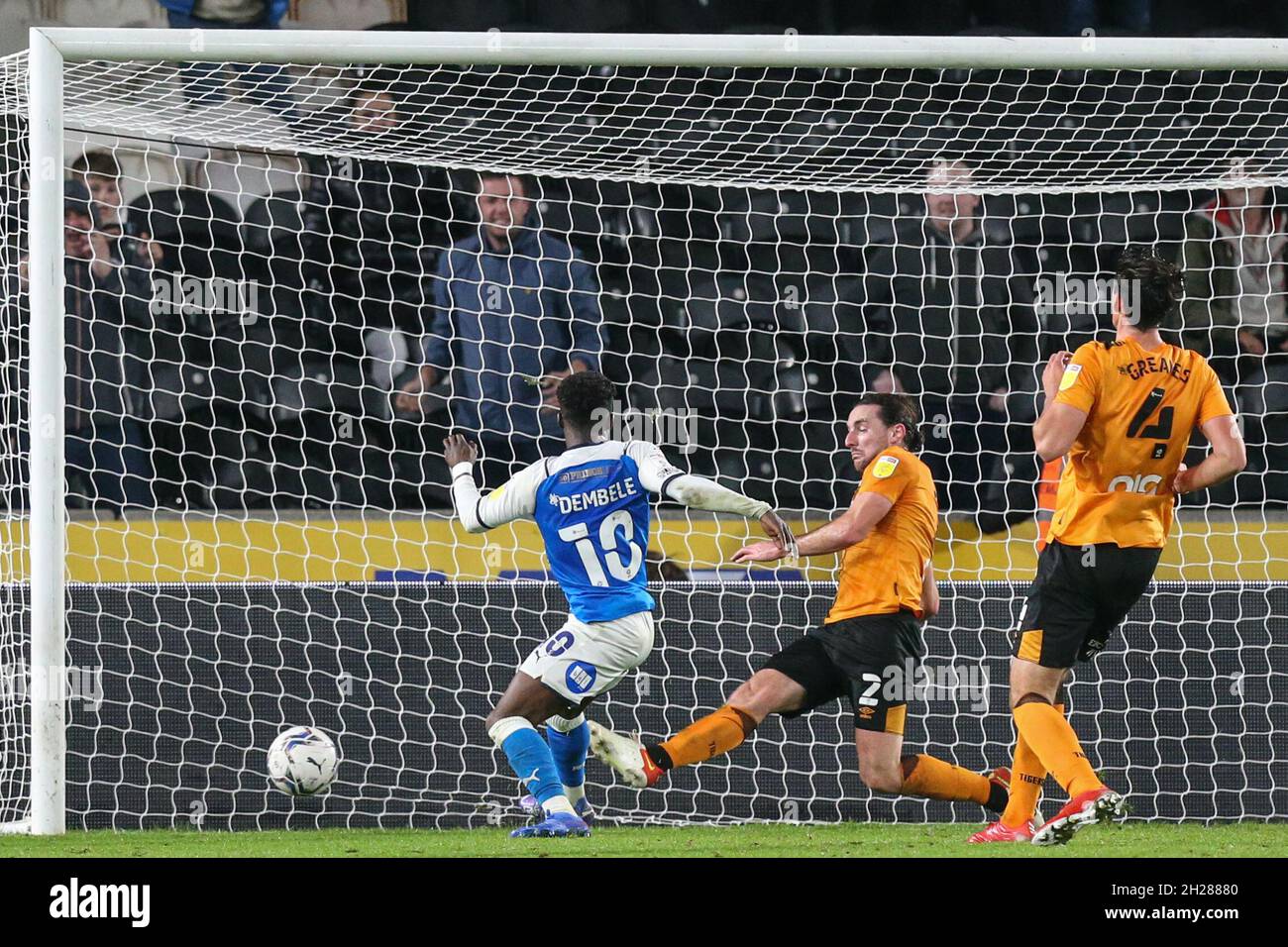 Siriki Dembele #10 de Peterborough United pense qu'il haas a marqué son deuxième but du match qui est exclu par le joueur de ligne Banque D'Images