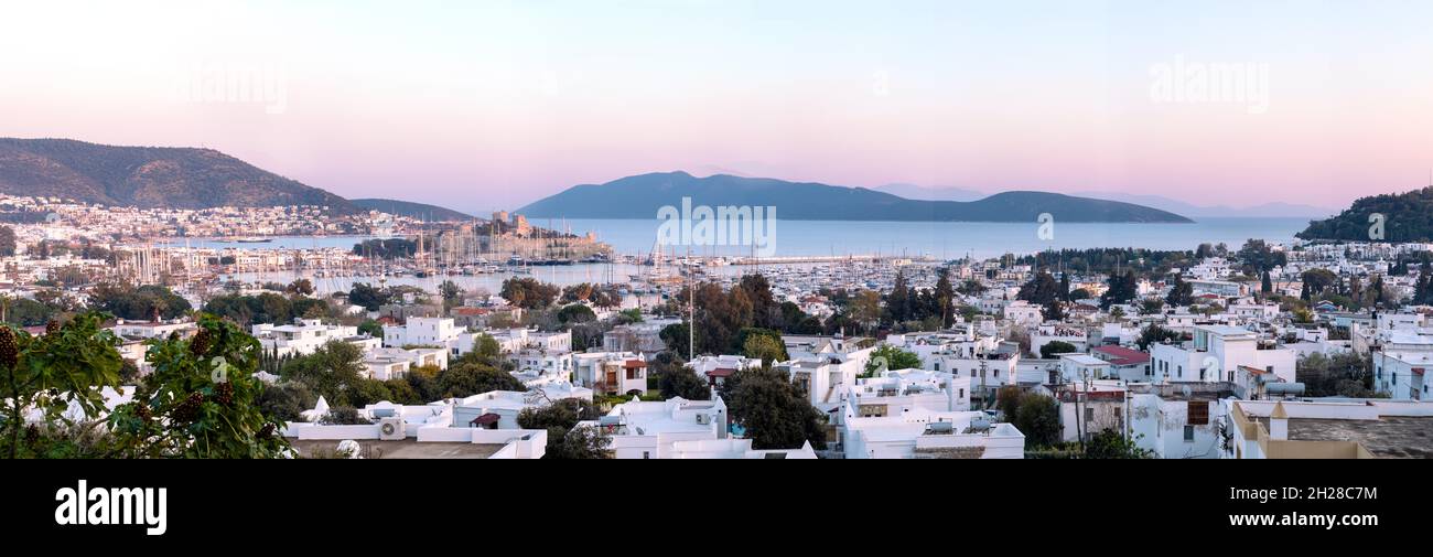 Vue panoramique du château de bodrum au coucher du soleil de Bodrum, Mugla, Turquie.Concept de tourisme et de loisirs. Banque D'Images