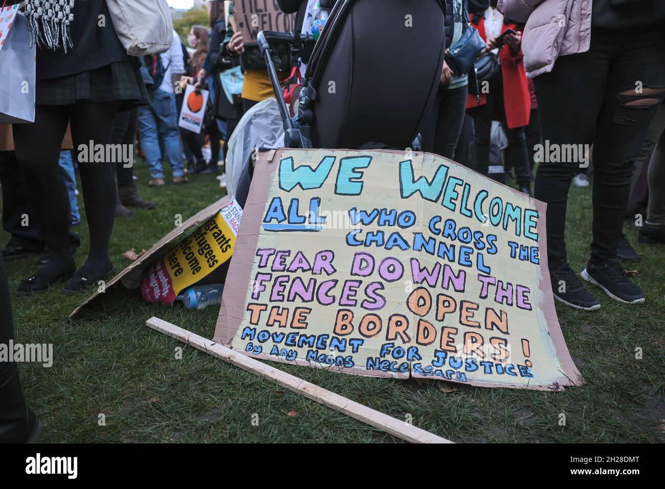 Londres, Royaume-Uni.20 octobre 2021.Un écriteau exprimant l'opinion des manifestants est visible pendant la manifestation.Une manifestation statique a lieu sur la place du Parlement pour se tenir en solidarité avec les réfugiés au Royaume-Uni afin de protester contre le projet de loi sur la nationalité et la frontière qui est soumis aux comités de la Chambre des communes.(Photo de Hesther ng/SOPA Images/Sipa USA) crédit: SIPA USA/Alay Live News Banque D'Images