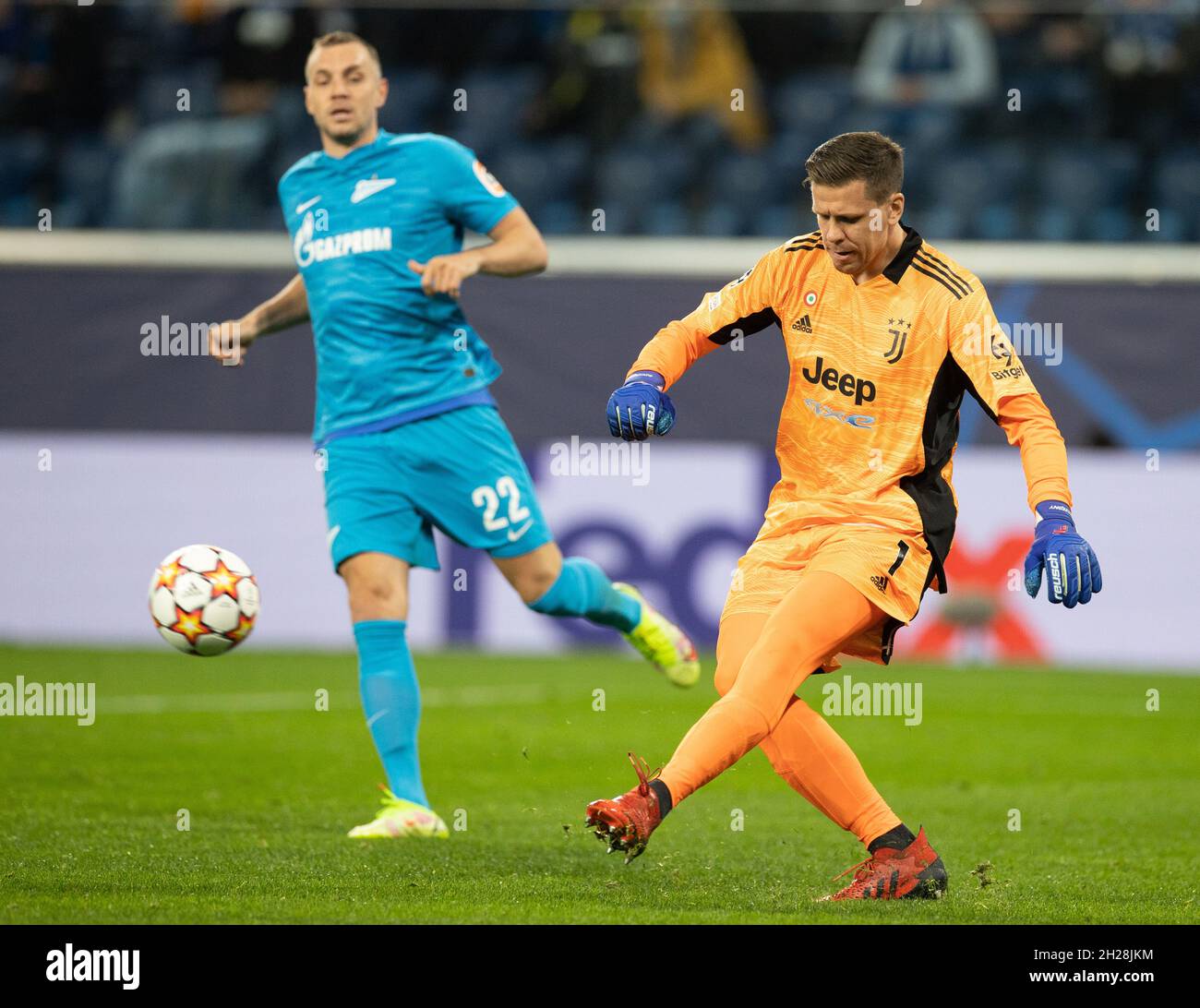 SAINT-PÉTERSBOURG, RUSSIE - OCTOBRE 20 : le gardien de but de Juventus Wojciech Szczęsny remet le ballon à l'UEFA Champions League Group H match entre Zenit Saint-Pétersbourg et Juventus à Gazprom Arena le 20 octobre 2021 à Saint-Pétersbourg, en Russie.(Photo par MB Media) Banque D'Images