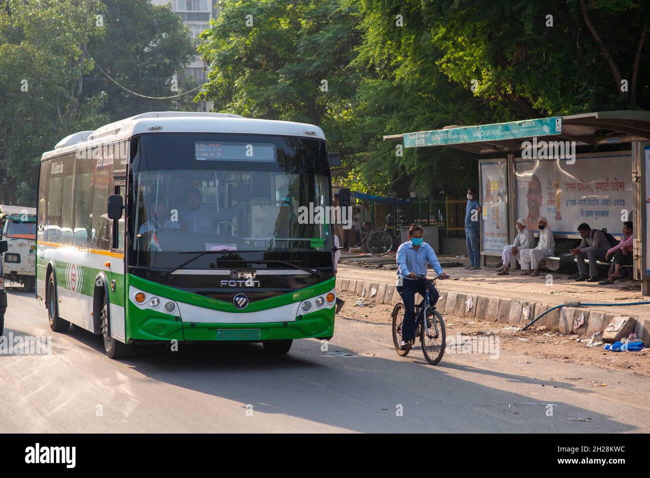 New Delhi, Inde.20 octobre 2021.Un bus électrique vu à un arrêt de bus attendant les passagers.Le service de bus électrique sans espèces de l'alimenteur a été introduit pour la première fois à Delhi sur une base d'essai par la société Delhi Metro Rail.(Photo de Pradeep Gaur/SOPA Images/Sipa USA) crédit: SIPA USA/Alay Live News Banque D'Images