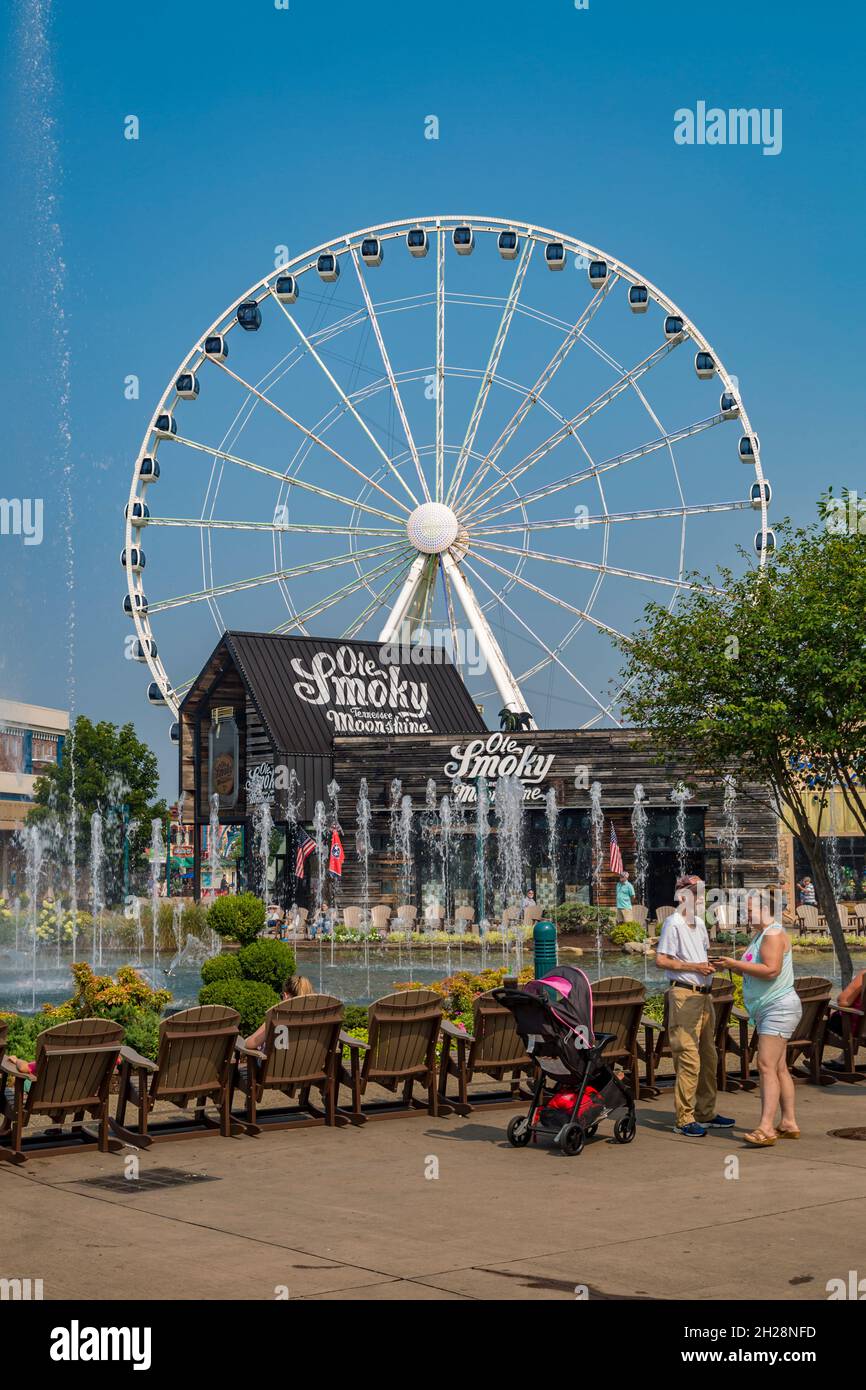 La roue de ferris derrière le magasin Ole Smoky Moonshine au centre de loisirs de l'île à Pigeon Forge, Tennessee Banque D'Images