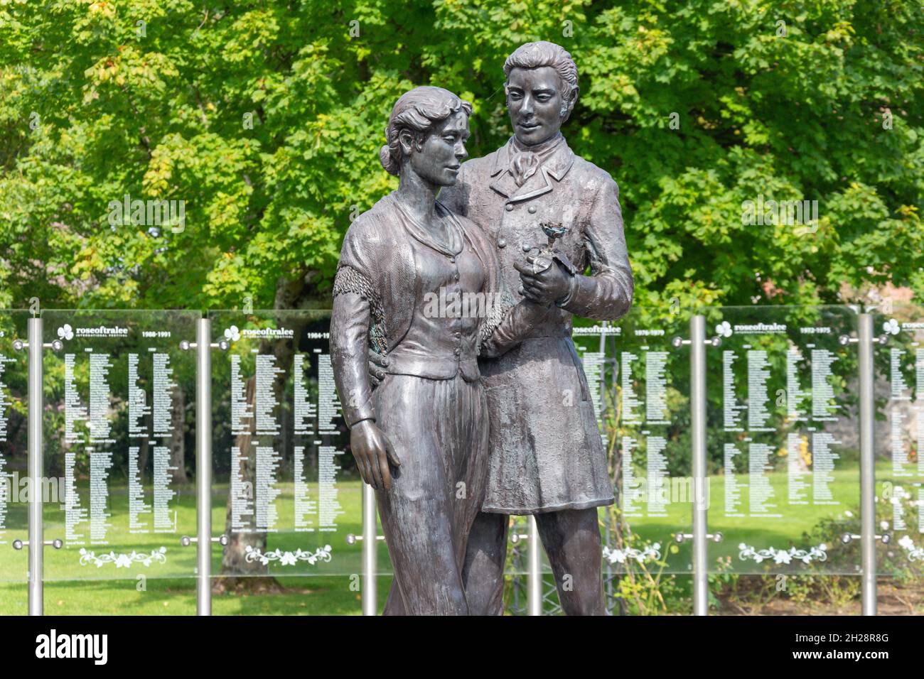 Rose de la statue de Tralee dans Rose Garden, Parc de la ville de Tralee, Tralee (Tra Li), Comté de Kerry, République d'Irlande Banque D'Images