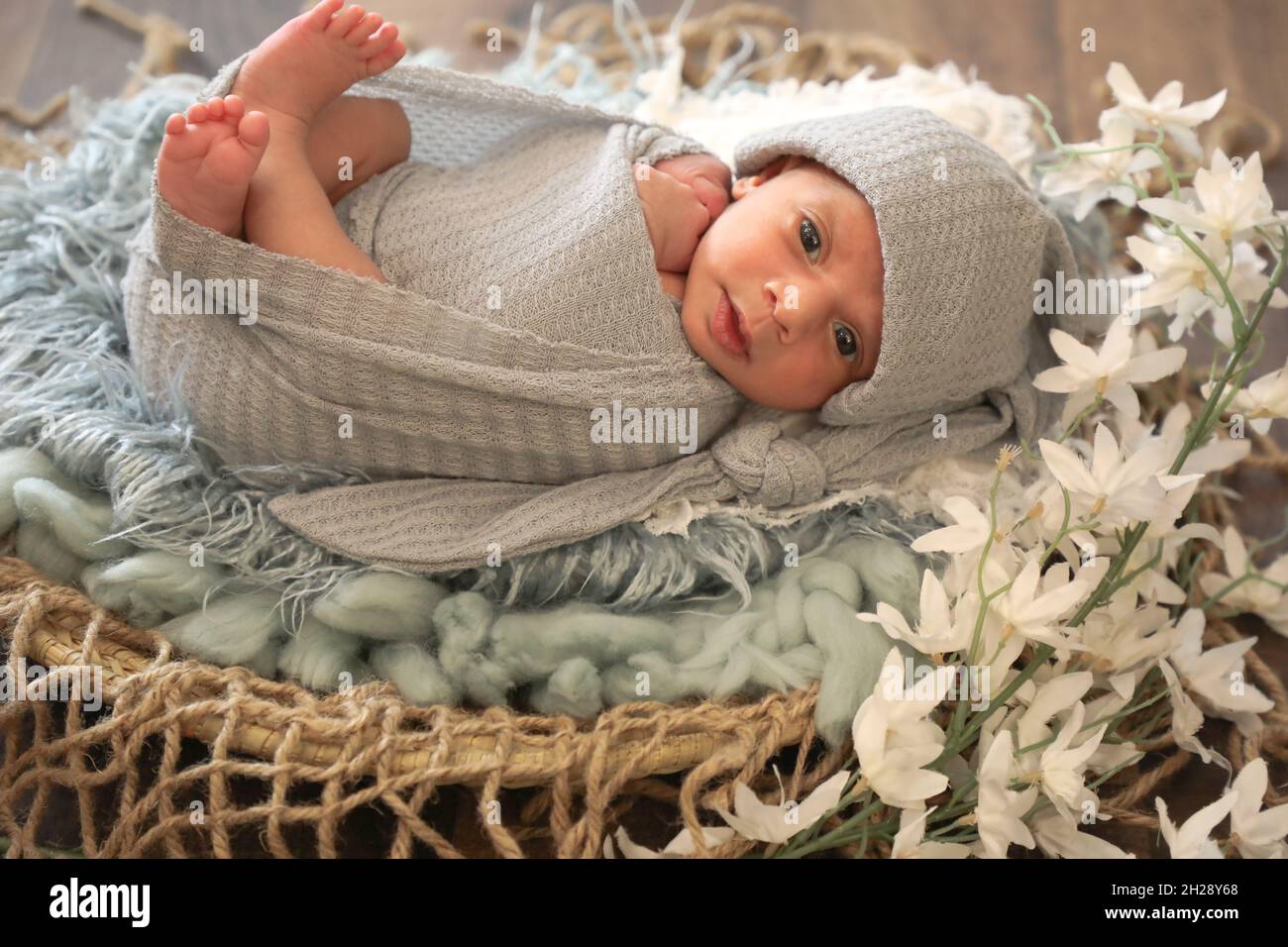 Petite fille musulmane arabe douce de 6 mois posée et posée sur une laine confortable visage mignon vue du haut portrait foulard gris doux Banque D'Images