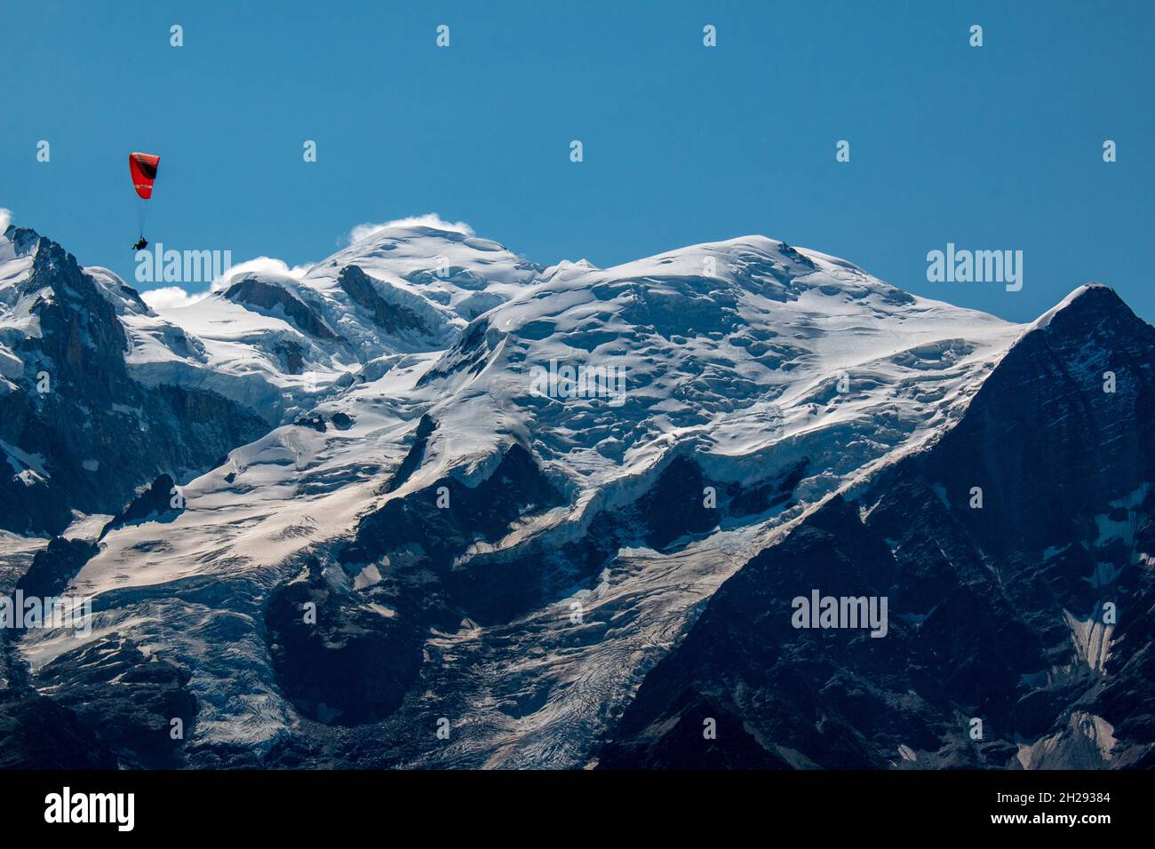 Un parapente dans les Alpes françaises.Vue sur le Mont blanc depuis un sentier de randonnée entre les Houches et le refuge de Bellachat (près de Chamonix). Banque D'Images