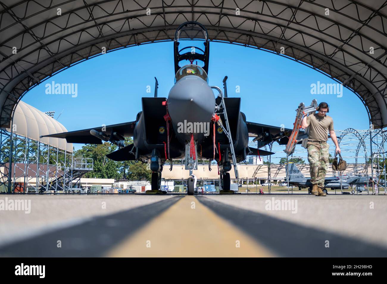 Un Airman du 334e Escadron de génération de chasseurs travaille sur un F-15e Strike Eagle à la base aérienne de Seymour Johnson, en Caroline du Nord, le 20 octobre 2021.Les aigles de grève peuvent voler à 1,875 km/h.(Photo fournie par Airman 1er Class Hadley Neish) Banque D'Images