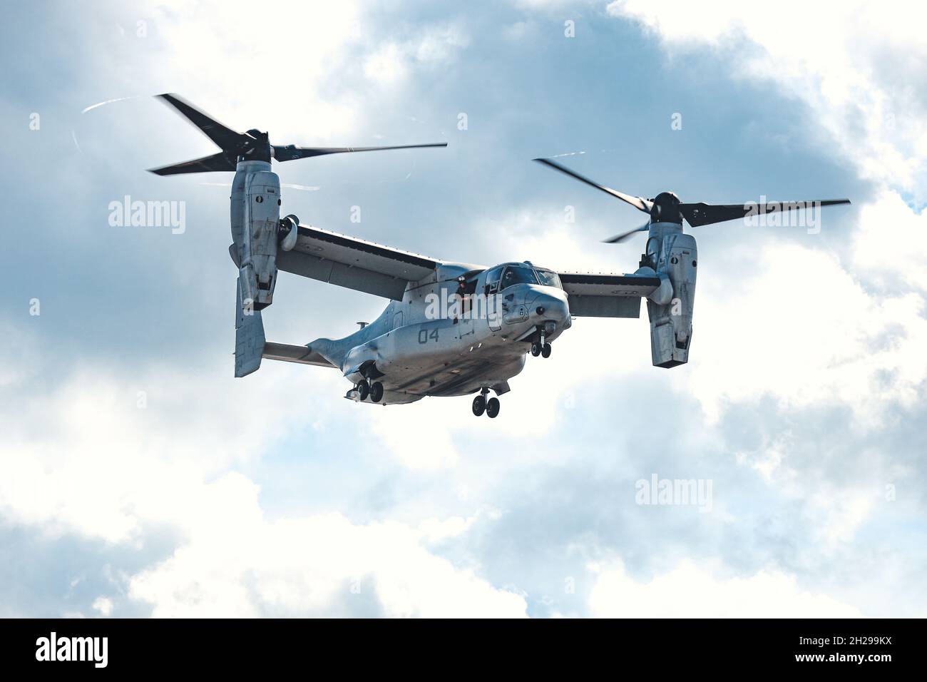 Un MV-22B Osprey Marine Medium Tiltrotor Training Squadron (VMMT) 204 débarque sur le campus lors d'un salon professionnel à l'Université d'État d'Elizabeth City, en Caroline du Nord, le 14 octobre 2021.Des représentants du corps des Marines des États-Unis ont assisté au salon des carrières de l'ESCU pour donner aux étudiants l'occasion de parler des parcours de carrière après l'université, tout en présentant l'aspect de l'aviation du corps des Marines avec l'historique atterrissage des balbuzards et les simulations de vol.(É.-U.Photo du corps marin par Cpl.Cheng Chang) Banque D'Images