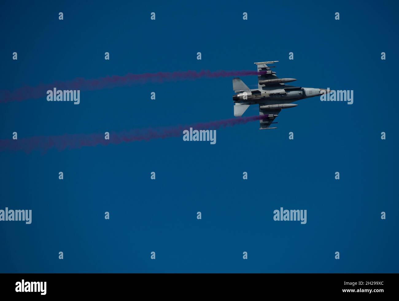 Un faucon de combat KF-16 de la Force aérienne de la République de Corée effectue un survol lors de la cérémonie d'ouverture de l'exposition internationale de l'aérospatiale et de la défense de Séoul 2021 à la base aérienne de Séoul, ROK, le 20 octobre.Le personnel des entreprises et de l'industrie ainsi que les chefs militaires du monde entier ont assisté à des démonstrations aériennes et terrestres, ont appris sur une variété de technologies aérospatiales et de défense et ont vu une multitude d'écrans statiques américains et OK pendant les 5 jours de l'ADEX.(É.-U.Photo de la Force aérienne par le sergent d'état-major.Gabrielle Spalding) Banque D'Images