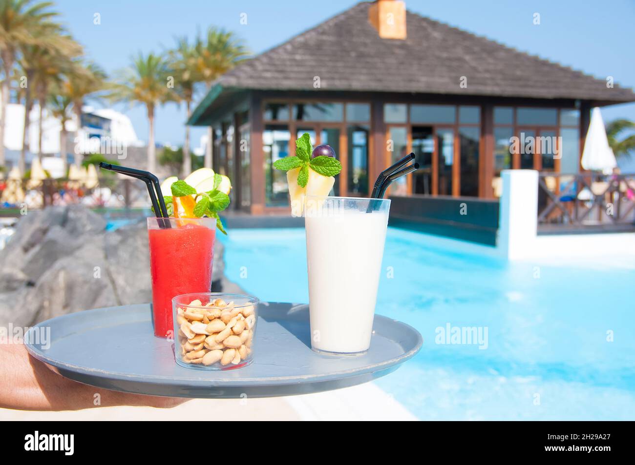 cocktails sur un plateau près de la piscine Banque D'Images