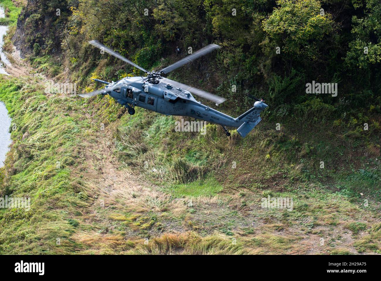 Un HH-60G Pave Hawk exécute une simulation de mission de sauvetage en transport aérien au cours d'un événement d'entraînement de recherche et de sauvetage au combat à la base aérienne d'Osan, République de Corée, le 14 octobre 2021.La mission principale du HH-60G Pave Hawk est de mener des opérations de récupération de personnel de jour ou de nuit au milieu d'environnements hostiles pour récupérer du personnel isolé pendant la guerre.(É.-U.Photo de la Force aérienne par le sergent d'état-major.Douglas Lorance) Banque D'Images