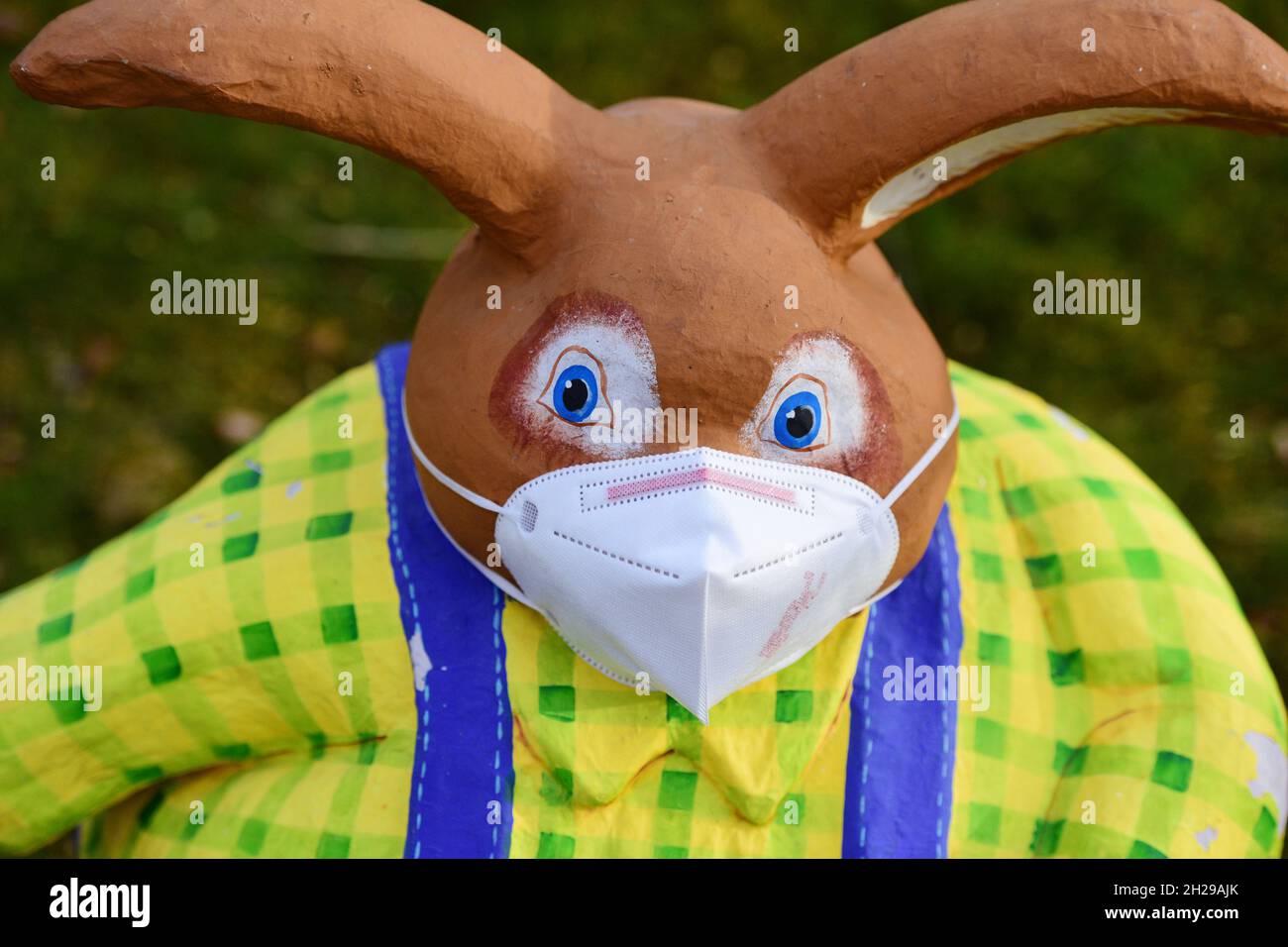 Corona-Krise - Auch der Osterhase trägt heuer eine FFP2 Schutzmaske - crise Corona - le lapin de Pâques porte également un masque de protection FFP2 ce yea Banque D'Images