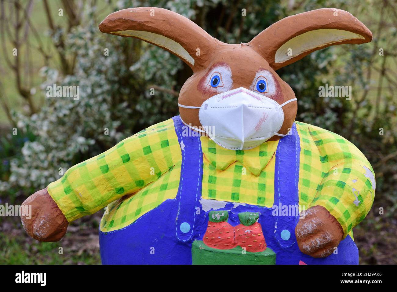 Corona-Krise - Auch der Osterhase trägt heuer eine FFP2 Schutzmaske - crise Corona - le lapin de Pâques porte également un masque de protection FFP2 ce yea Banque D'Images