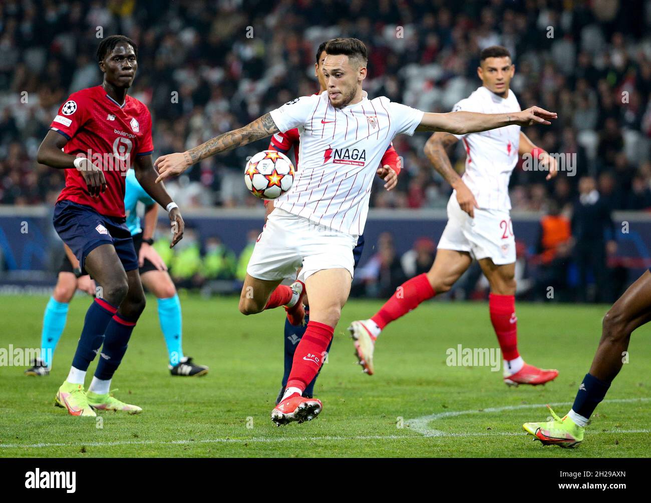 Lucas Ocampos du FC Sevilla, Amadou Onana de Lille (à gauche) pendant la Ligue des champions de l'UEFA, match de football du Groupe G entre l'OSC de Lille (LOSC) et le FC Sevilla le 20 octobre 2021 au Stade Pierre Mauroy à Villeneuve-d'Ascq près de Lille, France - photo Jean Catuffe / DPPI Banque D'Images