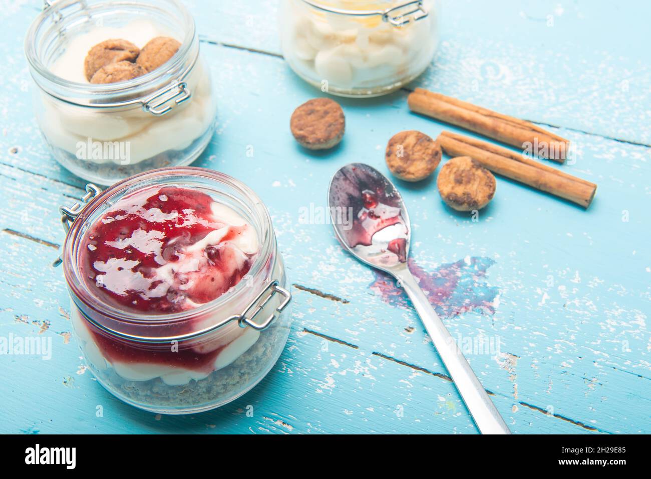 délicieux dessert artisanal au yaourt avec petits gâteaux et fruits Banque D'Images