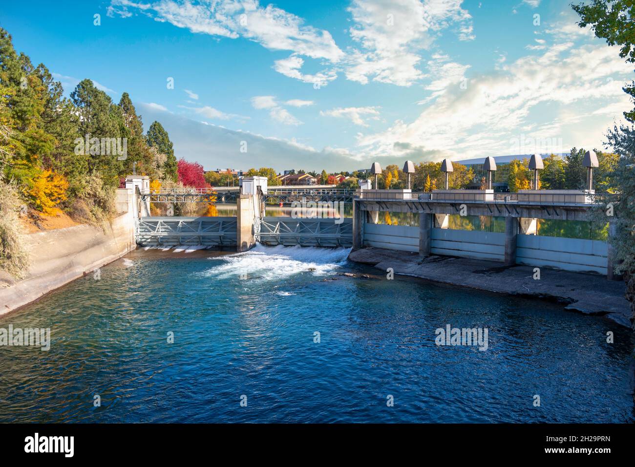 Le réservoir et barrage d'Upper Falls au parc Riverfront dans le centre-ville de Spokane, Washington, États-Unis avec des feuilles qui se transforment en couleurs d'automne. Banque D'Images