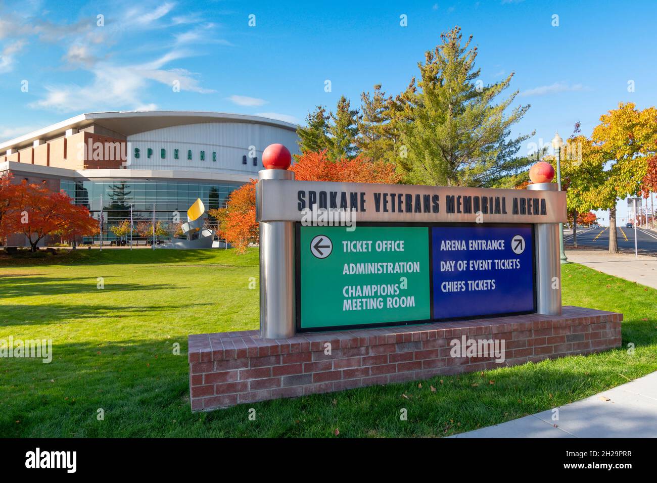 The Spokane Veterans Memorial Arena avec couleurs d'automne à l'automne le 18 octobre 2021, dans le centre-ville de Spokane, Washington, États-Unis. Banque D'Images