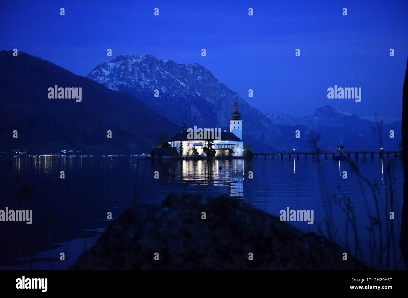 Seeschloss Ort am Traunsee zur blauen Stunde, Österreich, Europa - Château du lac Ort sur Traunsee à l'heure bleue, Autriche, Europe Banque D'Images