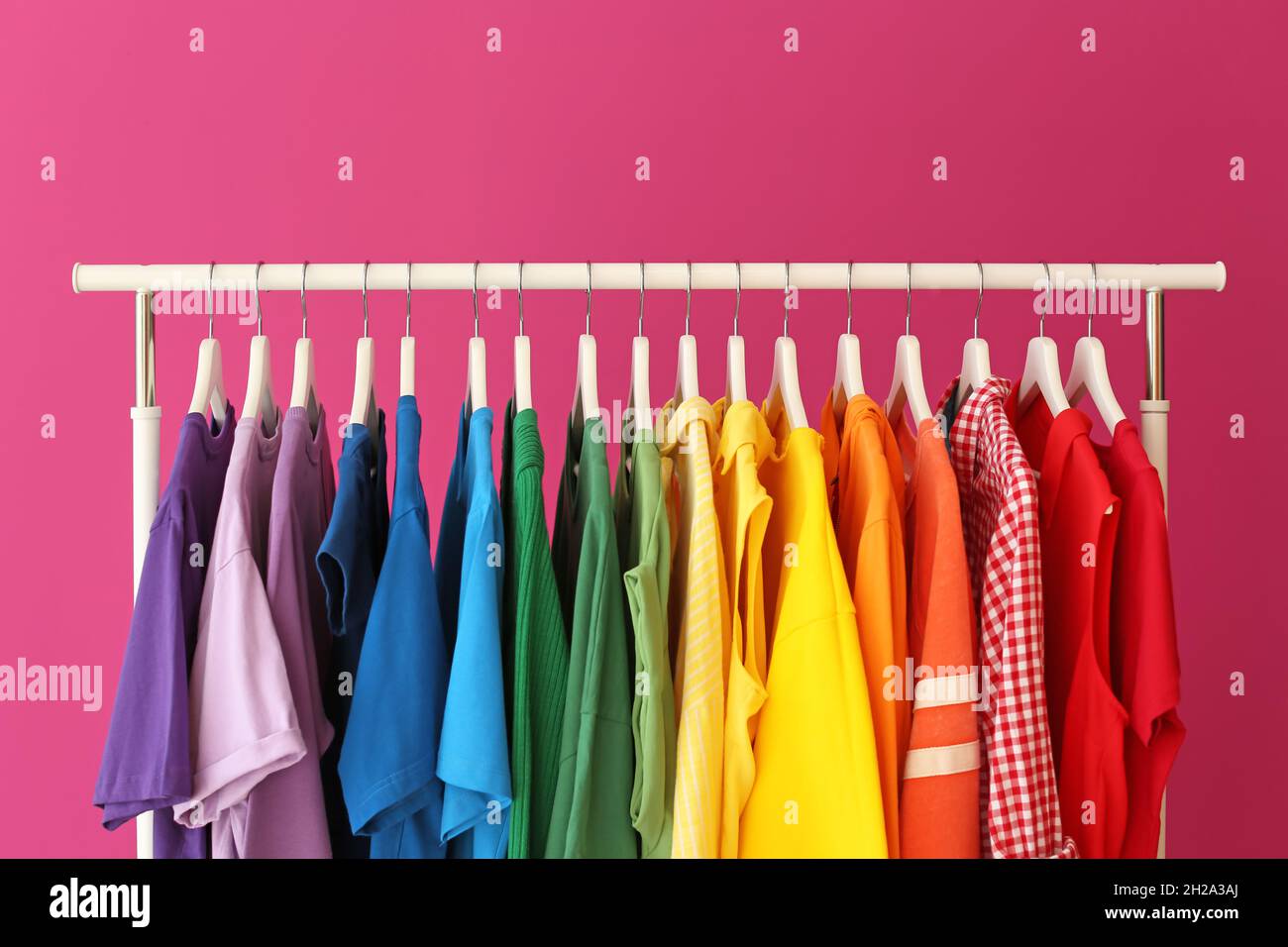 Porte vetements arc en ciel sur fond de couleur Photo Stock Alamy