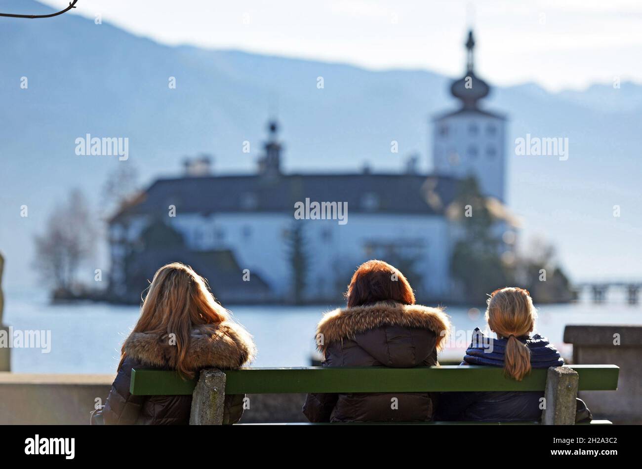 Sonnenanbeterinnen im Herbst/Winter vor dem Schloss Ort am Traunsee, Österreich, Europa - Sun worshipers en automne / hiver devant Schloss Ort am Banque D'Images