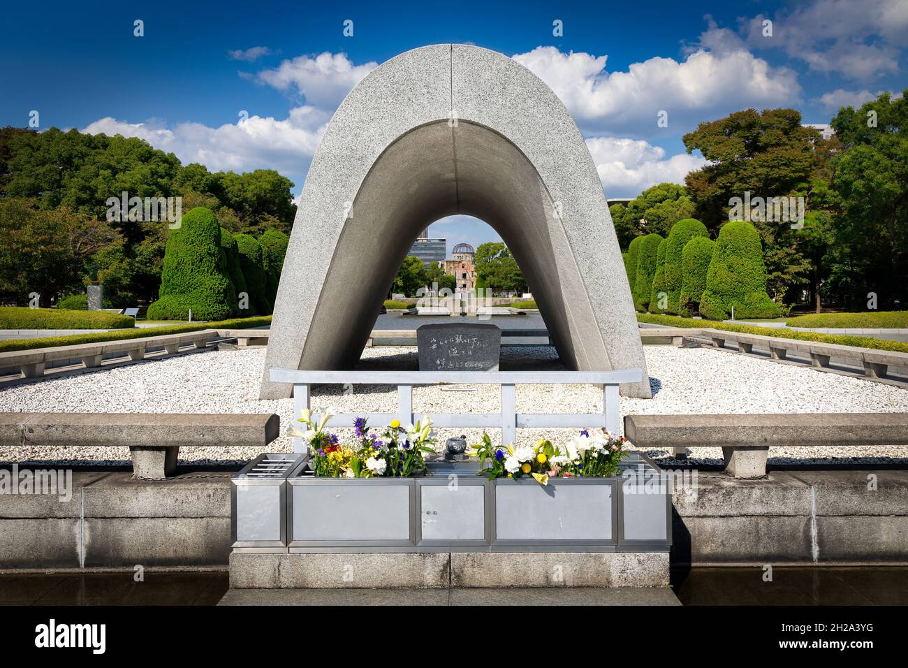 Le mémorial des victimes d'Hiroshima Cenotaph avec sa chambre en pierre contenant les noms de plus de 300,000 victimes de l'explosion de la bombe atomique au Mémo de la paix Banque D'Images