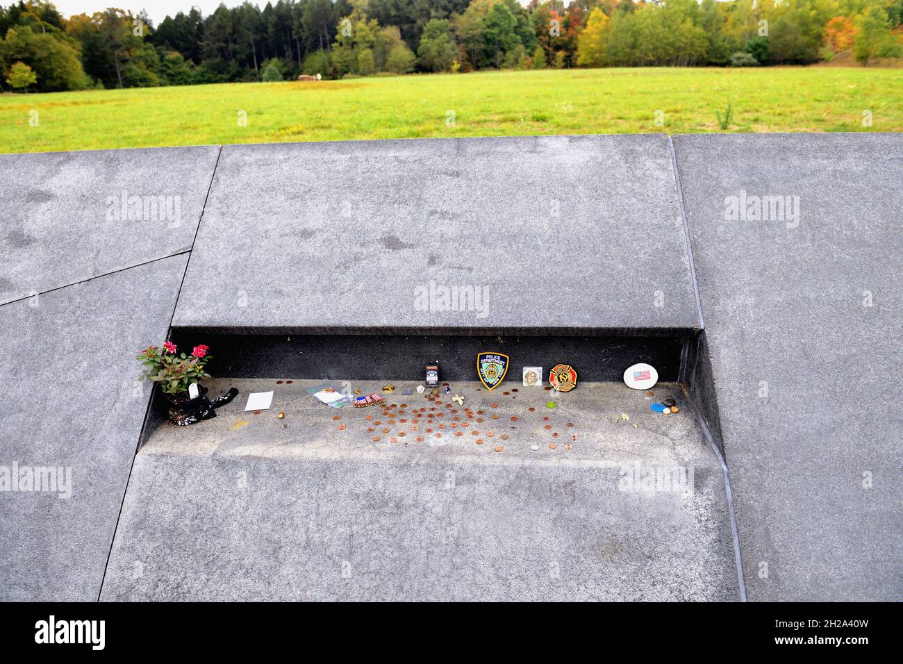 Shanksville, Pennsylvanie, États-Unis.Un petit sanctuaire près d'un rocher de grès de 17 tonnes au Monument commémoratif national du vol 93. Banque D'Images